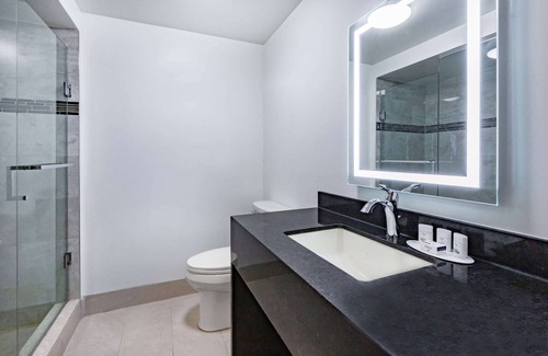 Windsor Hotel | Super 8 by Wyndham Ambassador Bridge Windsor ON