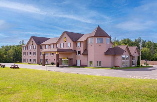 Amherst Hotel | Super 8 by Wyndham Amherst NS