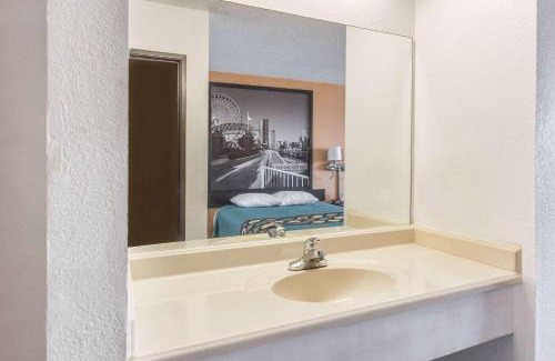 Bourbonnais Hotel | Super 8 by Wyndham Bourbonnais/Kankakee Area