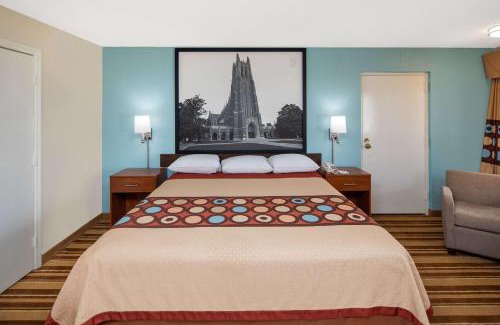 Burlington Hotel | Super 8 by Wyndham Burlington NC