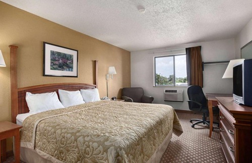 Canton Hotel | Super 8 by Wyndham Canton/Livonia Area