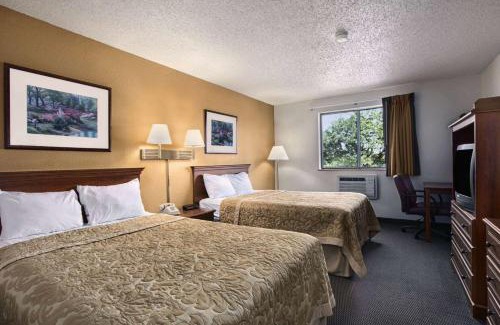 Canton Hotel | Super 8 by Wyndham Canton/Livonia Area