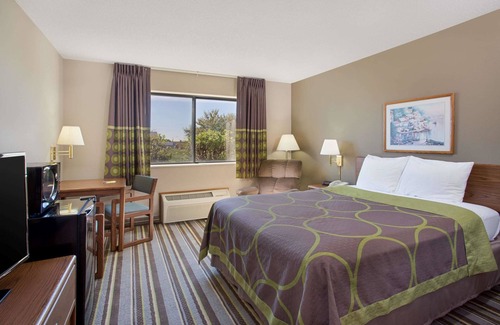 Charles City Hotel | Super 8 by Wyndham Charles City