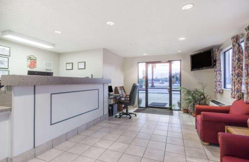 Cleveland Hotel | Super 8 by Wyndham Cleveland TX
