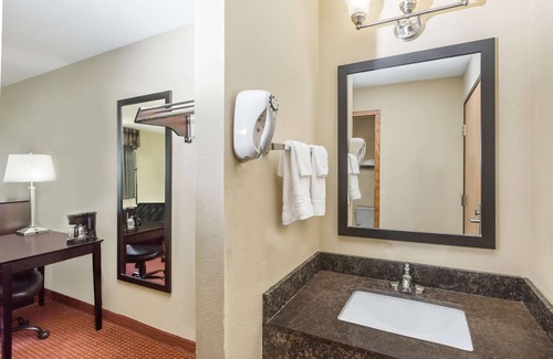 Grinnell Hotel | Super 8 by Wyndham Grinnell IA