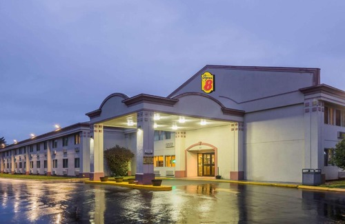 North Meadows Hotel | Super 8 by Wyndham Hartford