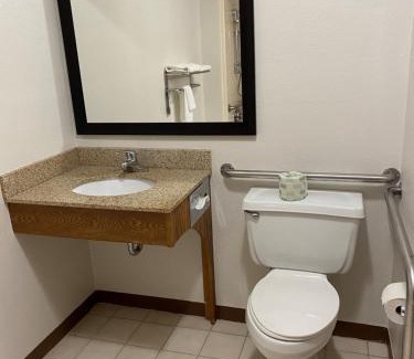 Independence Hotel | Super 8 by Wyndham Independence IA