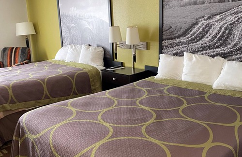 Independence Hotel | Super 8 by Wyndham Independence IA