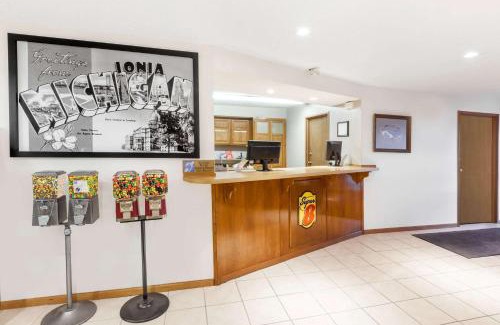 Ionia Hotel | Super 8 by Wyndham Ionia MI