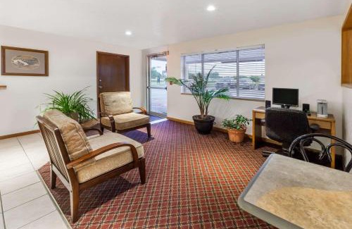 Ionia Hotel | Super 8 by Wyndham Ionia MI