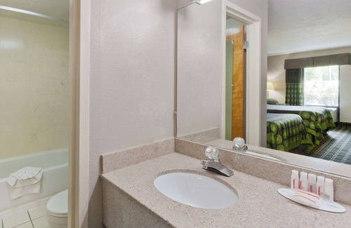 Farragut Hotel | Super 8 by Wyndham Knoxville West/Farragut
