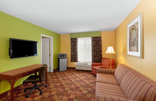 Eldon Hotel | Super 8 by Wyndham Lake of the Ozarks