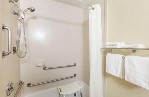 Latham Hotel | Super 8 by Wyndham Latham - Albany Airport