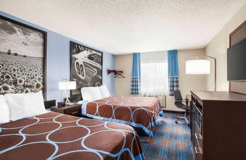 Lenexa Hotel | Super 8 by Wyndham Lenexa Overland Park Area/Mall Area