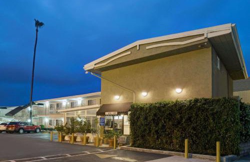 Culver - West Hotel | Super 8 by Wyndham Los Angeles-Culver City Area