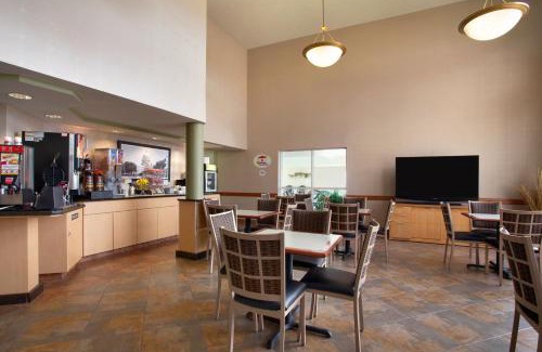 Madison Hotel | Super 8 by Wyndham Madison South