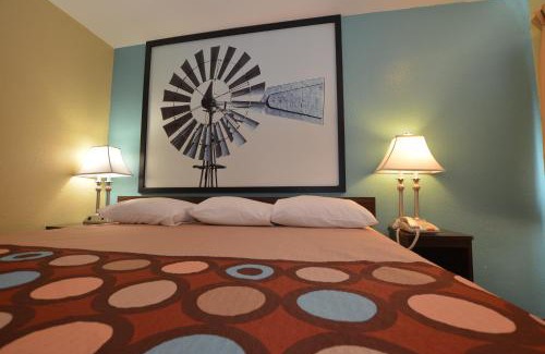 Midwest City Hotel | Super 8 by Wyndham Midwest City OK