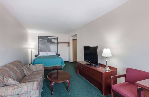 Moose Jaw Hotel | Super 8 by Wyndham Moose Jaw SK