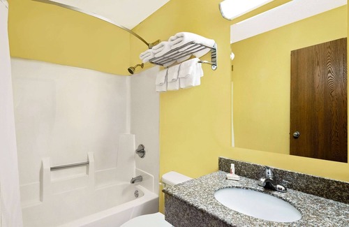 Muncie Hotel | Super 8 by Wyndham Muncie/Ball St. College Area