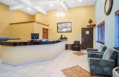 Normal Hotel | Super 8 by Wyndham Normal Bloomington