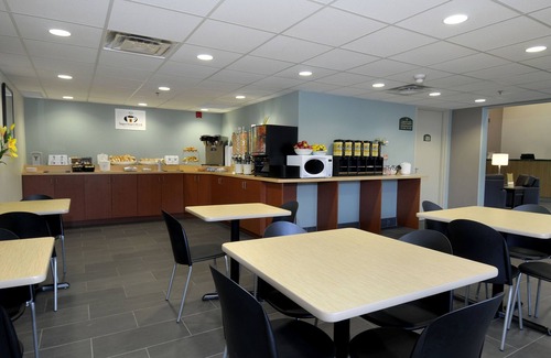 Peterborough Hotel | Super 8 by Wyndham Peterborough