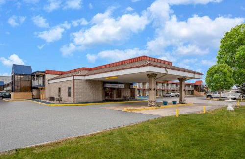 Perrysburg Hotel | Super 8 by Wyndham Perrysburg-Toledo