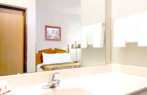 Pevely Hotel | Super 8 by Wyndham Pevely