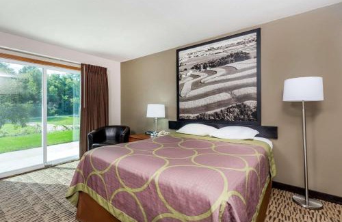Platteville Hotel | Super 8 by Wyndham Platteville