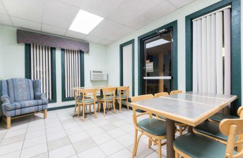Raton Hotel | Super 8 by Wyndham Raton