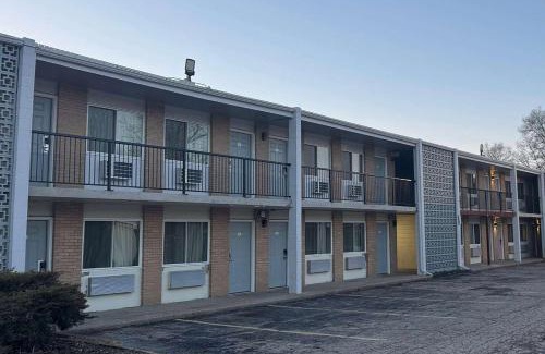 Rockford Hotel | Super 8 by Wyndham Rockford South
