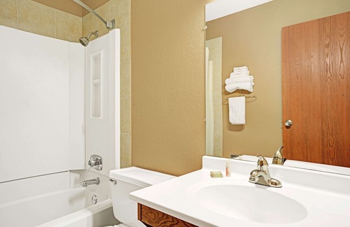 Rogers Hotel | Super 8 by Wyndham Rogers Minnesota