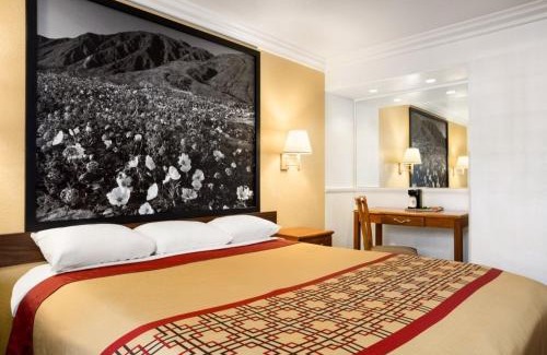 Canyon Country Hotel | Super 8 by Wyndham Santa Clarita/Valencia