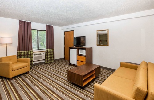 Storm Lake Hotel | Super 8 by Wyndham Storm Lake