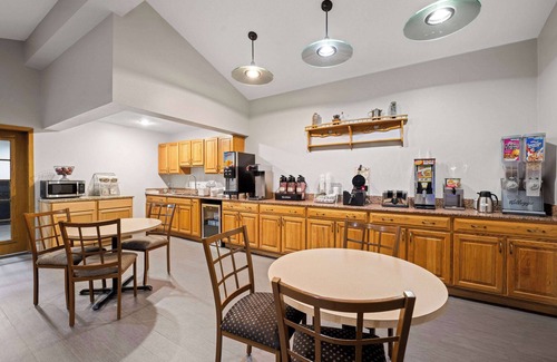 Waverly Hotel | Super 8 by Wyndham Waverly