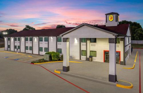 Waxahachie Hotel | Super 8 by Wyndham Waxahachie TX