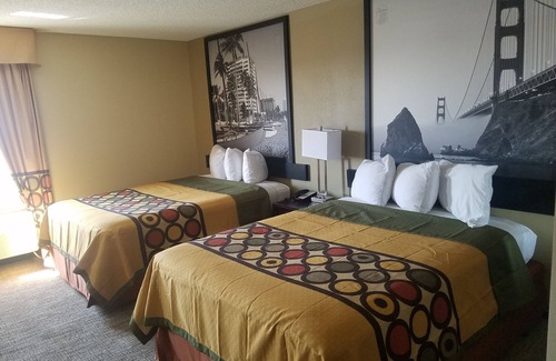 Greenwich Hotel | Super 8 by Wyndham Wichita North