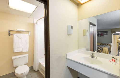 Greenwich Hotel | Super 8 by Wyndham Wichita North