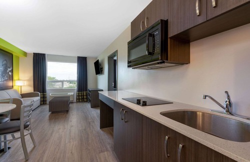 Winnipeg Hotel | Super 8 by Wyndham Winnipeg East MB