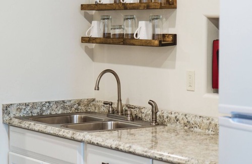 Montrose Apartment | Super clean, 8 minutes to MTJ airport!