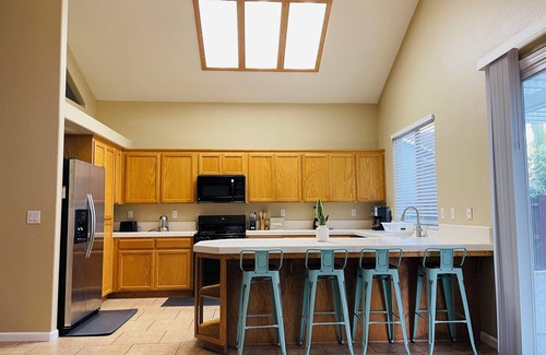 Elk Grove House | Super close to old town Elk Grove, shopping centers and to the parks!