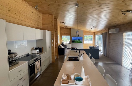 Omaha House | Super comfortable 4 bedroom 2 bathroom holiday home close to beach and cafe.