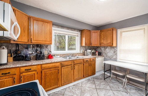 Dearborn Heights House | SUPER CUTE AND GREAT HOME APPROX 15MINS TO DOWNTOWN DETROIT SLEEPS 14 GUESTS