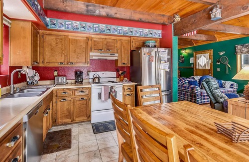 Tahoe Paradise Cabin | Super Cute Chalet in the Woods with a Huge Deck and Loft, close to Heavenly and Pets are welcome here.