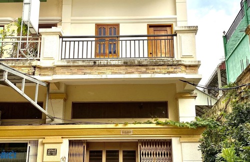 Ruessei Kaev House | Super King bedroom with Air Condition