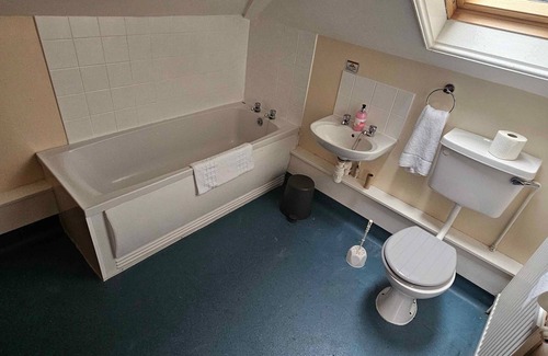 Mynydd Isa House | Super King Room Bath Only Free Wi-Fi TV Mold