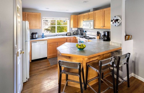 Magnolia House | Super Location, Free Parking, 3 Bedroom + Loft, 3.5 Ba, Sleeps 10, Tesla Charger