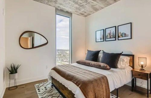 West End Apartment | Super Lux 2BR Downtown Austin - Modern and Central
