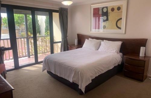 Fremantle House | Super spacious Fremantle Villa 3 Bedrooms 3 Bathrooms