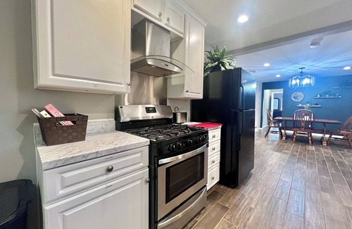 Southaven House | Super Spacious Safari Retreat. Lots of SPACE-Deck + Grill, near Memphis/Desoto