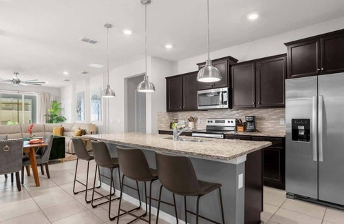 Davenport House | SUPER STUNNING - 11BEDs - THEMEs, COMFY, POOL